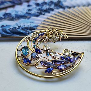 Брошь по мотивам гравюры Кацусико Хокусая «Большая волна в Канагаве»